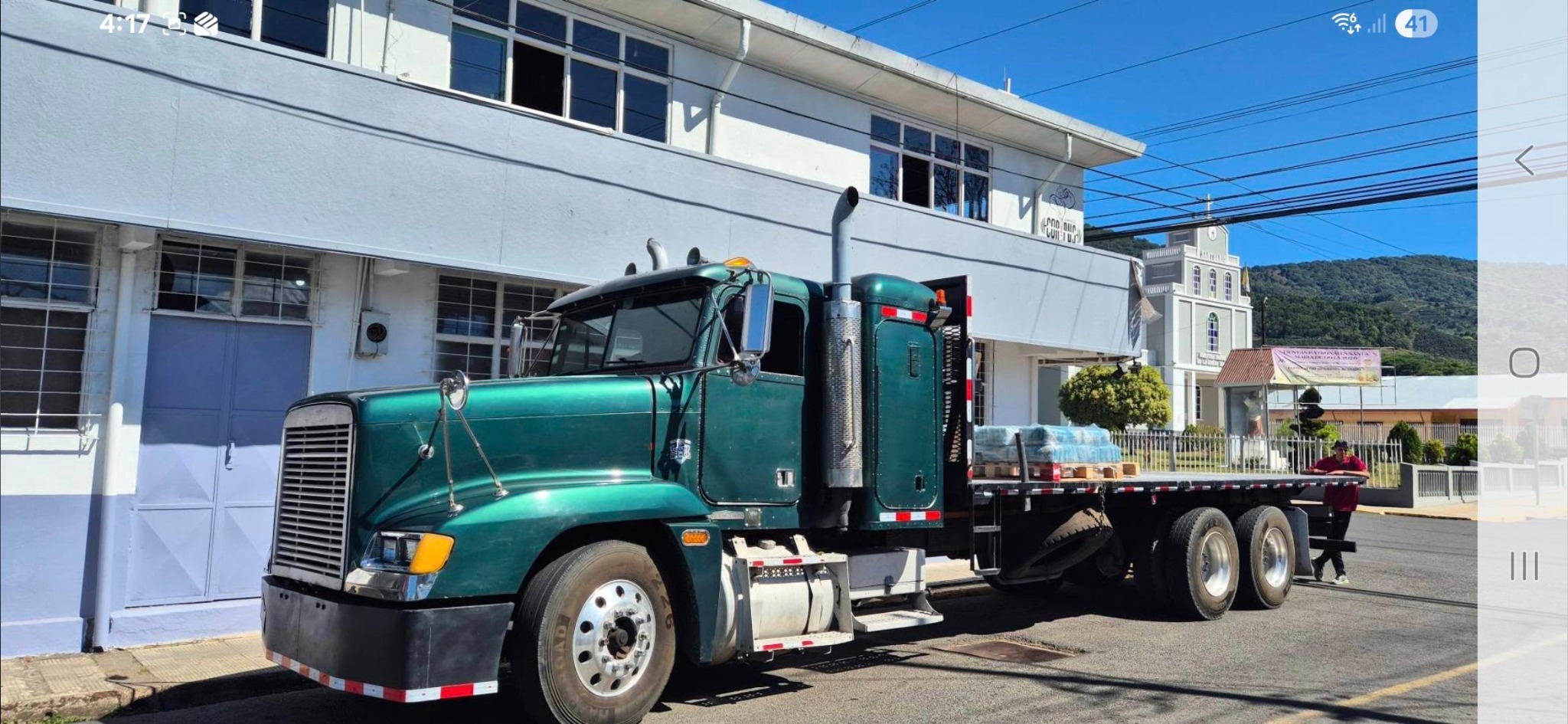 Camión verde de Transportes FA-ES